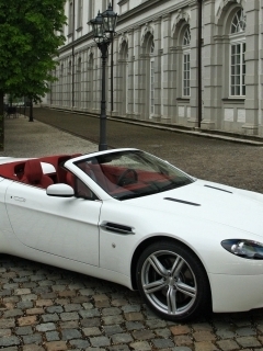 Aston_Martin-V8_Vantage_Roadster_2009_1600x1200_wallpaper_02.jpg